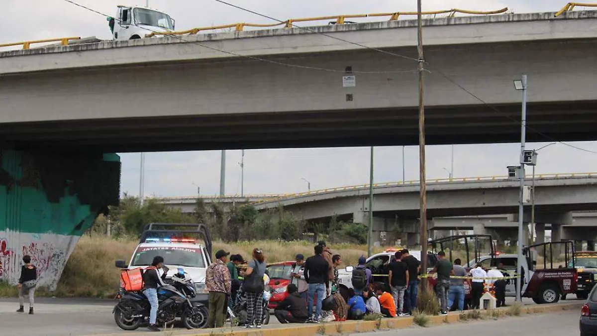 Un motociclista murió este día luego de que él y su acompañante cayeron del puente del Periférico Ecológico